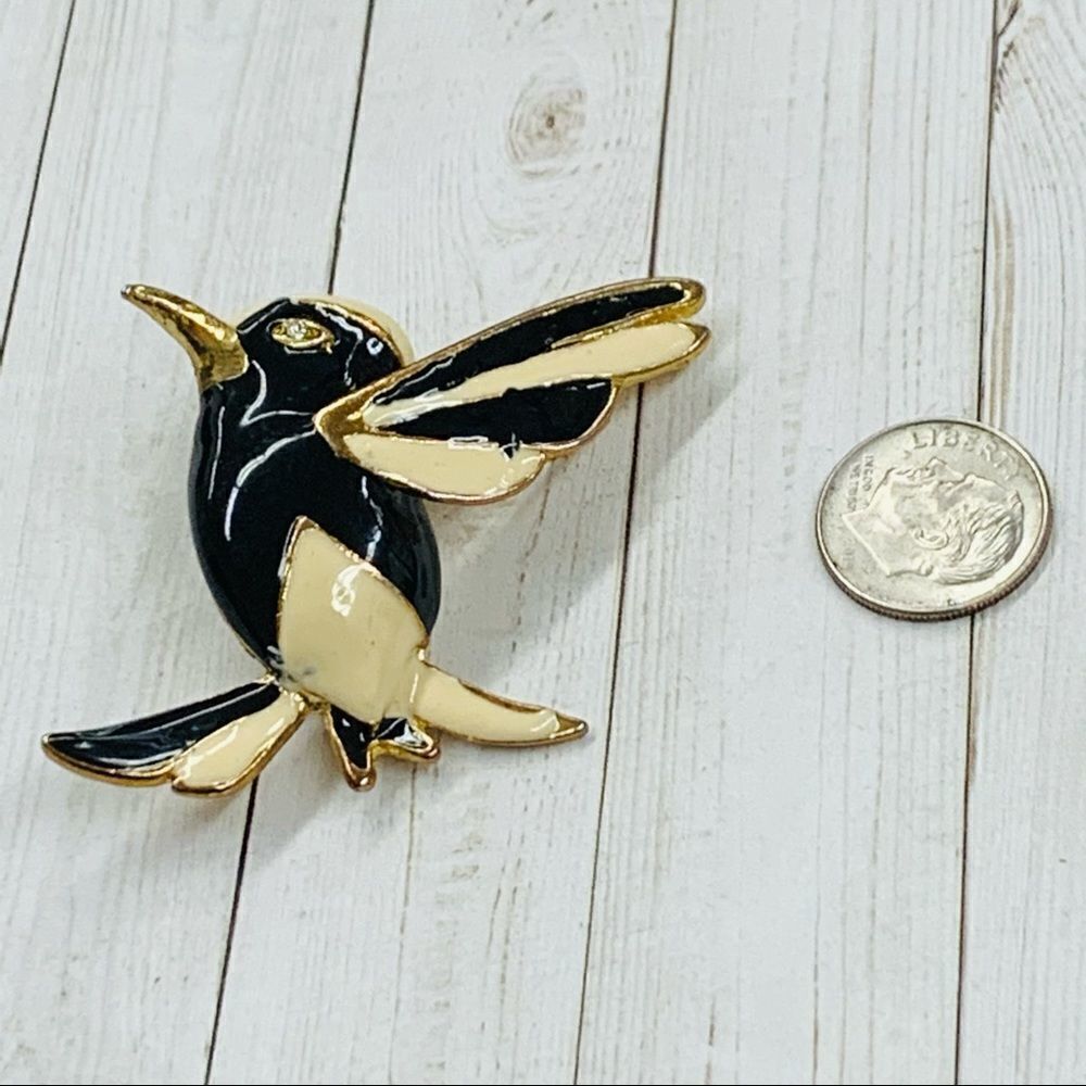‎Ivory and Black Enamel Bird Brooch